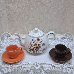 5 Pc Set Ellgreave Ironstone Teapot Plus 2 Sets Cups & Saucers